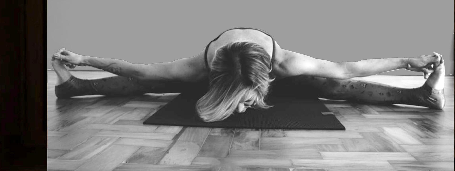 Mulher em pose de yoga