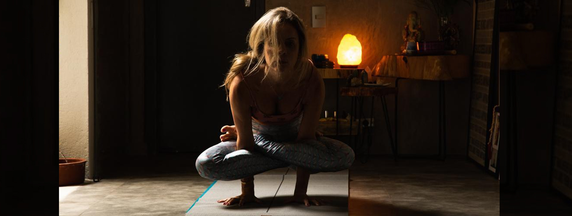 Mulher em pose de yoga