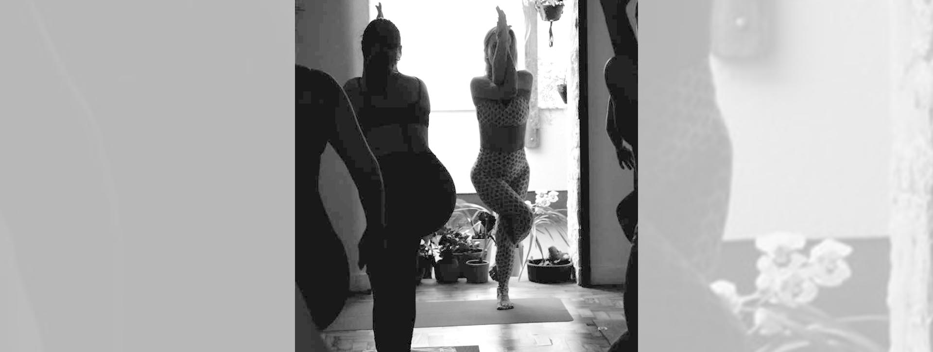 Mulher em pose de yoga
