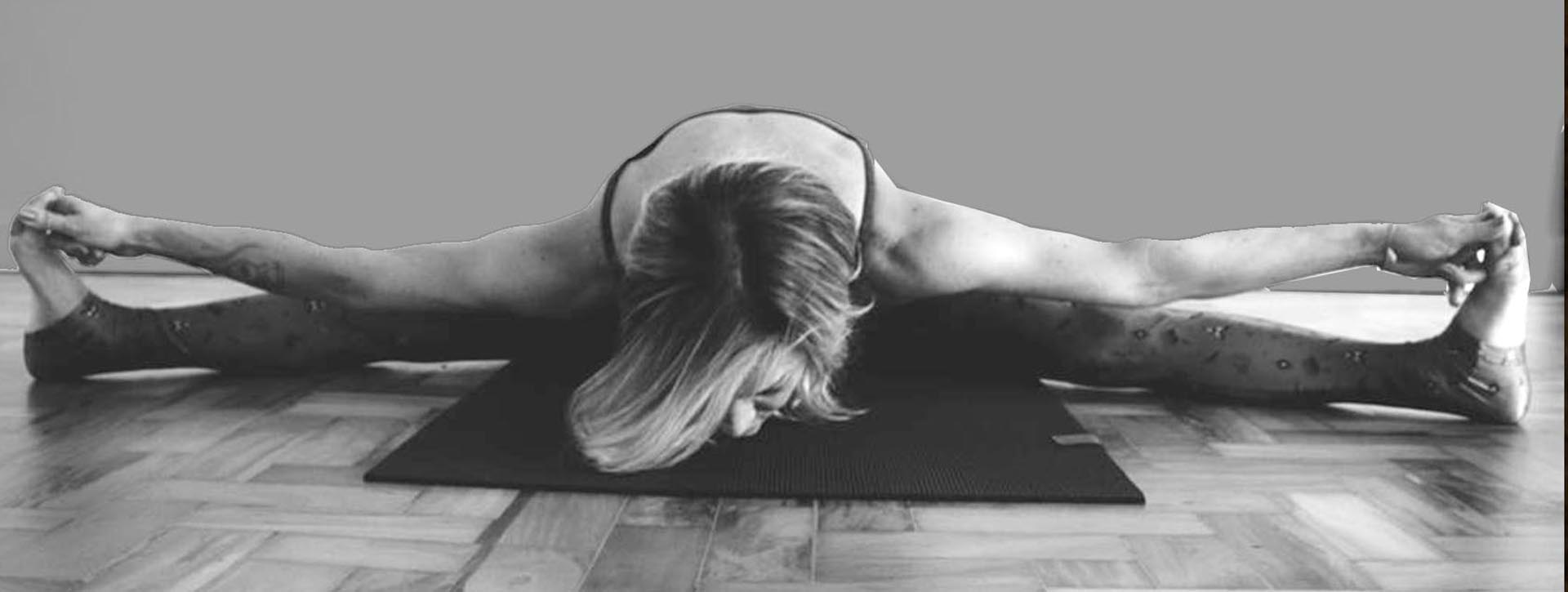 Mulher em pose de yoga